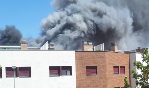 El incendio ha provocado una abundante humareda El incendio ha provocado una abundante humareda