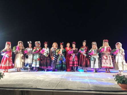 Presidenta y damas goyescas junto a la alcaldesa, Teresa Valdenebro y la edil de Fiestas, María José Sánchez Presidenta y damas goyescas junto a la alcaldesa, Teresa Valdenebro y la edil de Fiestas, María José Sánchez