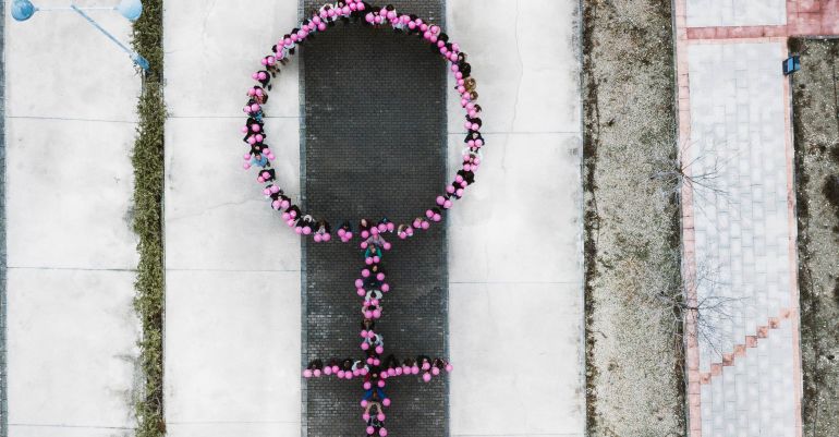 Símbolo femeninos realizado con globos por un conjuntos de personas. Símbolo femeninos realizado con globos por un conjuntos de personas.