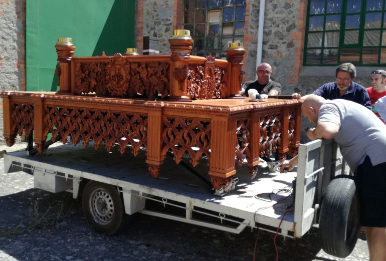 Preparativos del trono del Cristo del Mercado antes de su traslado para la reforma Preparativos del trono del Cristo del Mercado antes de su traslado para la reforma