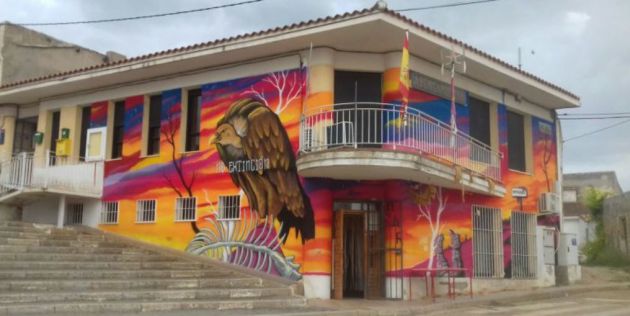 Mural 'No extinción' en el ayuntamiento de Portalrubio de Guadamejud (Cuenca). Mural 'No extinción' en el ayuntamiento de Portalrubio de Guadamejud (Cuenca).