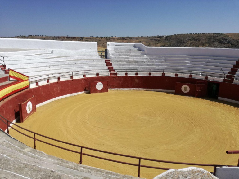 Plaza de toros de Gor, construida sobre los restos del antiguo castillo de los duques de Gor Plaza de toros de Gor, construida sobre los restos del antiguo castillo de los duques de Gor