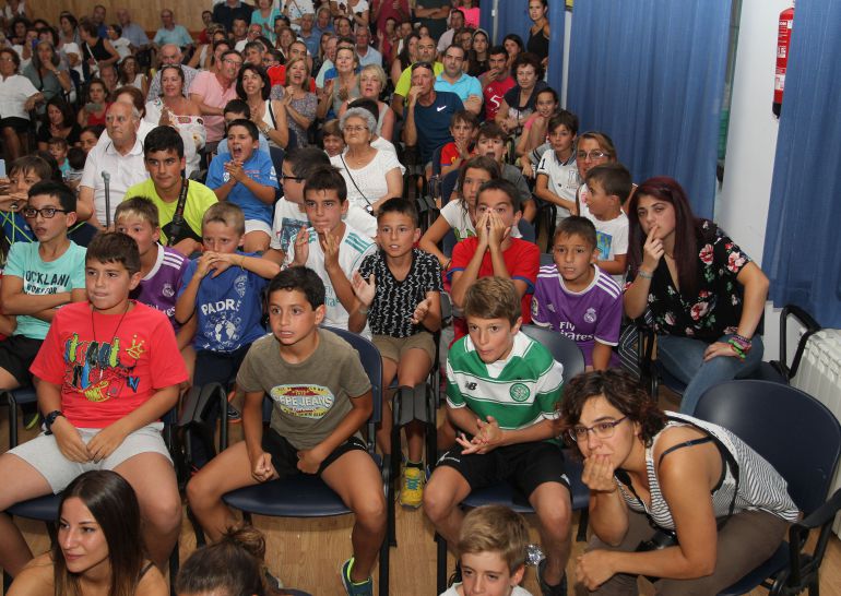 Los vecinos de Astudillo se reúnen frente a una pantalla gigante para animar al atleta local Óscar Husillos en la final de los 400 metros del Campeonato de Europa de Atletismo, que se disputa en Berlín Los vecinos de Astudillo se reúnen frente a una pantalla gigante para animar al atleta local Óscar Husillos en la final de los 400 metros del Campeonato de Europa de Atletismo, que se disputa en Berlín