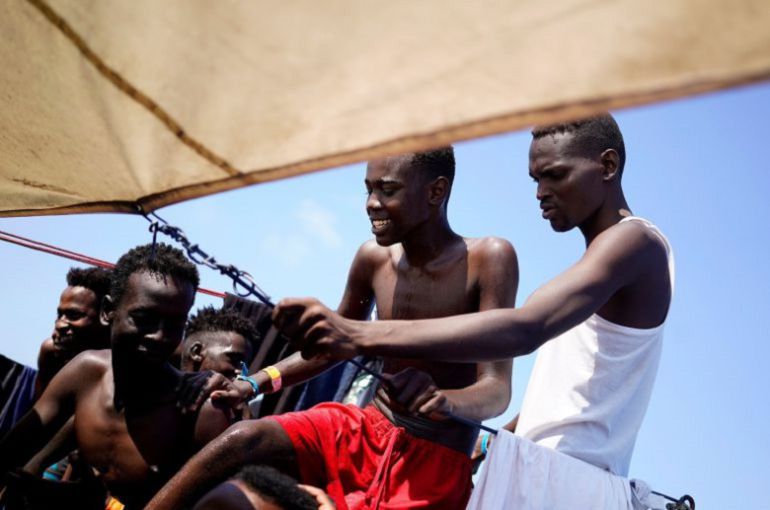 Algunos de los inmigrantes que viajan a bordo del Open Arms Algunos de los inmigrantes que viajan a bordo del Open Arms