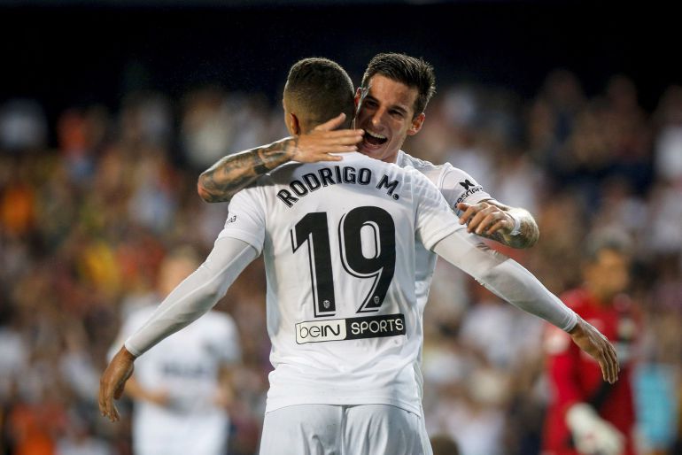 GRAF4754. VALENCIA, 11082018.- Los jugadores del Valencia CF Rodrigo (i) y Santi Mina (d) celebran el gol marcado ante el Bayer 04 Leverkusen, durante el partido correspondiente la 47ª edición del Trofeo Naranja que se está disputando esta noche en el estadio de Mestalla. EFEBiel Aliño GRAF4754. VALENCIA, 11082018.- Los jugadores del Valencia CF Rodrigo (i) y Santi Mina (d) celebran el gol marcado ante el Bayer 04 Leverkusen, durante el partido correspondiente la 47ª edición del Trofeo Naranja que se está disputando esta noche en el estadio de Mestalla. EFEBiel Aliño