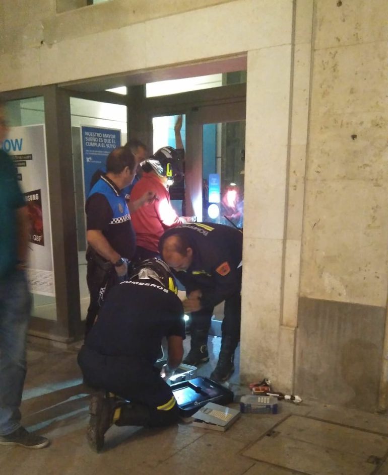 Policía y Bomberos tratando de liberar a los encerrados Policía y Bomberos tratando de liberar a los encerrados