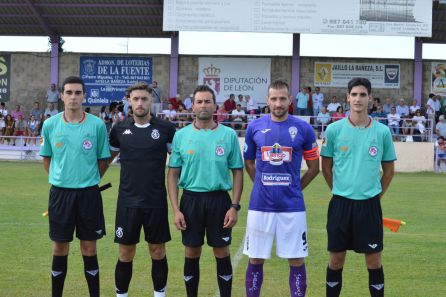 Samu Delgado y Richi, los capitanes, posan con el trío arbitral Samu Delgado y Richi, los capitanes, posan con el trío arbitral