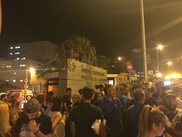 Varias decenas de familiares permanecían a la espera de información en el exterior del Hospital de La Candelaria hasta la madrugada Varias decenas de familiares permanecían a la espera de información en el exterior del Hospital de La Candelaria hasta la madrugada