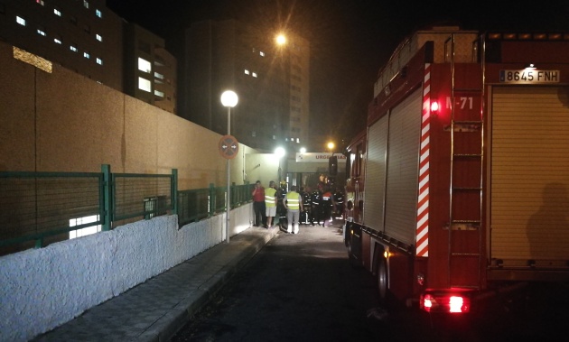 Los bomberos actuaron durante varias horas en el servicio de urgencias del Hospital de La Candelaria que permaneció aislado Los bomberos actuaron durante varias horas en el servicio de urgencias del Hospital de La Candelaria que permaneció aislado