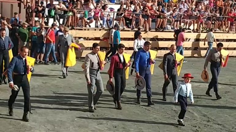 Los aficionados prácticos en el paseillo de incio del expectáculo. Los aficionados prácticos en el paseillo de incio del expectáculo.