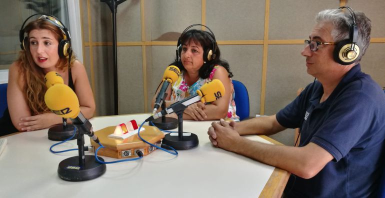 Nazaret Rodríguez, junto a Mati y Miguel, familia de acogida de Huelva. Nazaret Rodríguez, junto a Mati y Miguel, familia de acogida de Huelva.