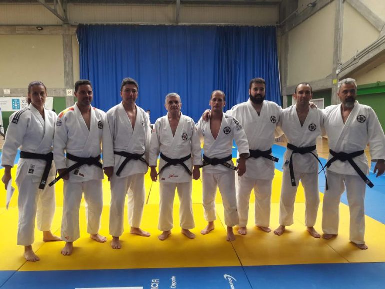 Tamara Silva, Salva Molina, Emilio Pazos, Pedro Gómez y Antonio Fernández, con sus maestros, Manuel Montero y Felipe Iglesias, en el centro de la foto. Tamara Silva, Salva Molina, Emilio Pazos, Pedro Gómez y Antonio Fernández, con sus maestros, Manuel Montero y Felipe Iglesias, en el centro de la foto.