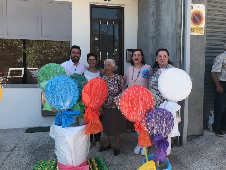 ' Tecendo Rúas..Tecendo Soños', na Veiga, donde a secretaria xeral da Igualdade, Susana López Abella, destaca a iniciativa na Veiga, como mecanismo de socialización das mulleres do municipio. ' Tecendo Rúas..Tecendo Soños', na Veiga, donde a secretaria xeral da Igualdade, Susana López Abella, destaca a iniciativa na Veiga, como mecanismo de socialización das mulleres do municipio.
