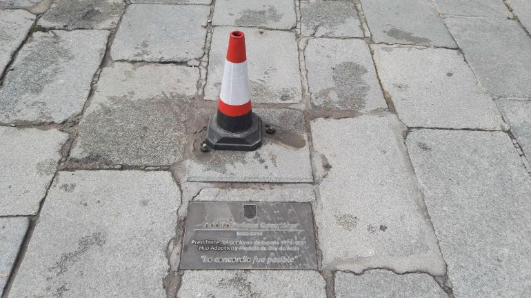 Placa situada en homenaje a Adolfo Suárez, junto a la estatua Placa situada en homenaje a Adolfo Suárez, junto a la estatua