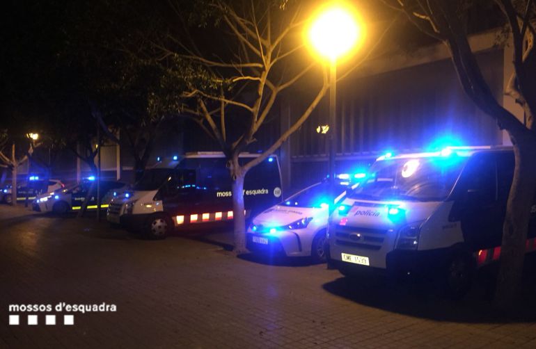 Vehicles de l'operatiu policial que va fer 38 detencions la matinada del dissabte al diumenge a la Barceloneta Vehicles de l'operatiu policial que va fer 38 detencions la matinada del dissabte al diumenge a la Barceloneta
