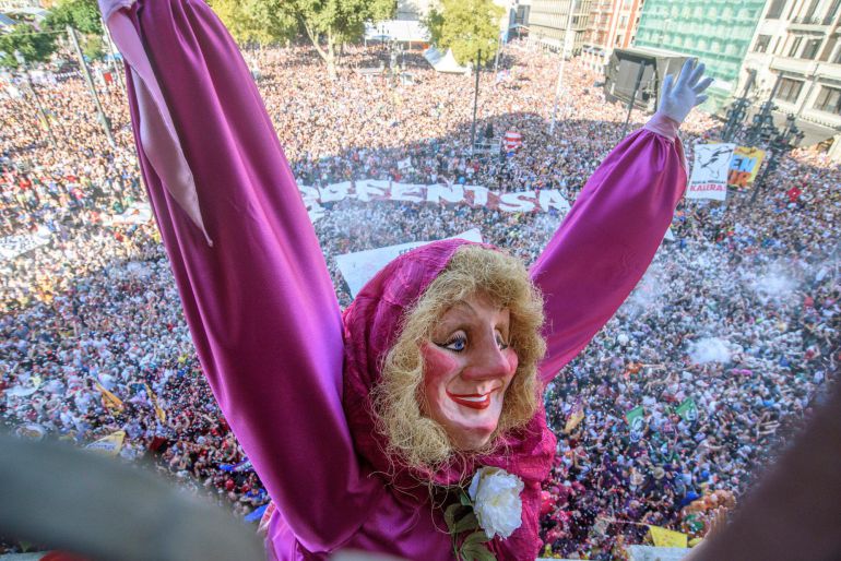 El tradicional lanzamiento del txupin desde el balcón del Teatro Arriaga abre la Aste Nagusia 2018, con Marijaia, la gran muñeca que simboliza las fiestas de Bilbao, como principal protagonista. El tradicional lanzamiento del txupin desde el balcón del Teatro Arriaga abre la Aste Nagusia 2018, con Marijaia, la gran muñeca que simboliza las fiestas de Bilbao, como principal protagonista.