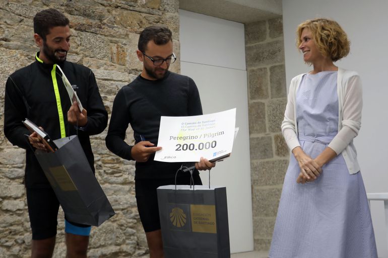 El peregrino 200.000, Marco della Rocca (centro), junto a un amigo y la directora de Turismo de Galicia, Nava Castro El peregrino 200.000, Marco della Rocca (centro), junto a un amigo y la directora de Turismo de Galicia, Nava Castro