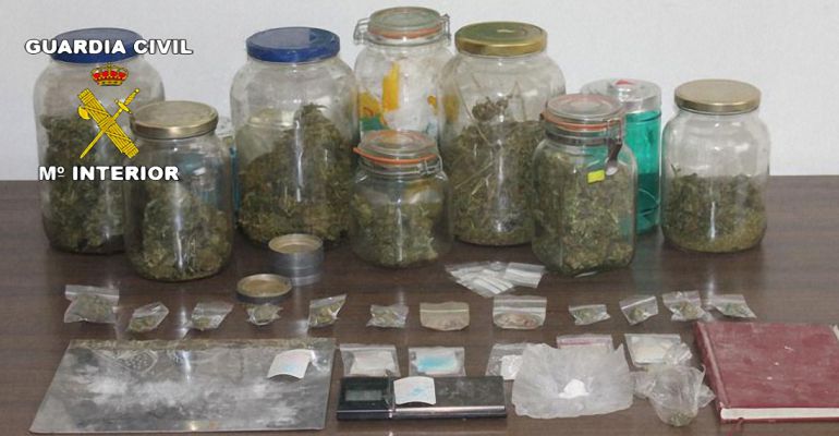 Droga incautada a un varón de 43 años, vecino de Campillo de Arenas y detenido por un delito contra la salud pública. Droga incautada a un varón de 43 años, vecino de Campillo de Arenas y detenido por un delito contra la salud pública.