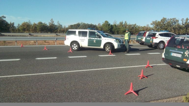 Dispositivo de la Guardía Civil en una carretera segoviana Dispositivo de la Guardía Civil en una carretera segoviana