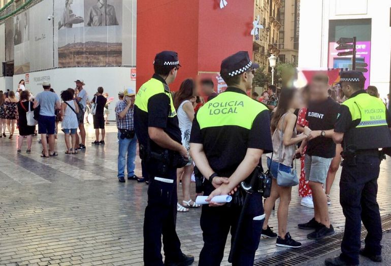Los agentes municipales realizan los controles durnate la Feria de Málaga Los agentes municipales realizan los controles durnate la Feria de Málaga
