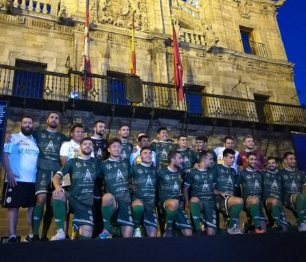 La nueva vestimenta da inicio a los actos del 50º aniversario del Astorga La nueva vestimenta da inicio a los actos del 50º aniversario del Astorga