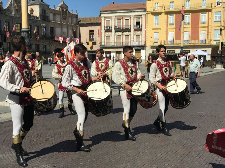 Los desfiles de abanderados animan cada día la Feria Imperiales y Comuneros Los desfiles de abanderados animan cada día la Feria Imperiales y Comuneros