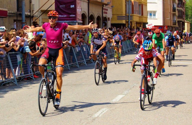 El belga Jarne de Paar en gesto victorioso tras ganar el sprint en la llegada de San Esteban de Gormaz. El belga Jarne de Paar en gesto victorioso tras ganar el sprint en la llegada de San Esteban de Gormaz.