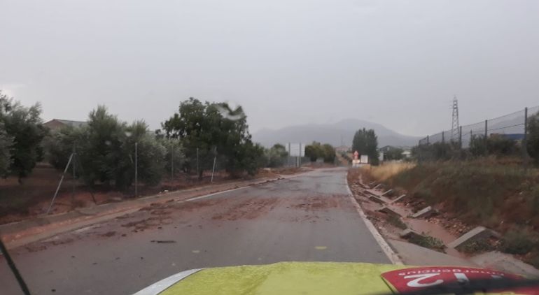 Carretera annegada por la tormenta a la que tuvo que acudir el Servicio de Emergencias 112 Carretera annegada por la tormenta a la que tuvo que acudir el Servicio de Emergencias 112