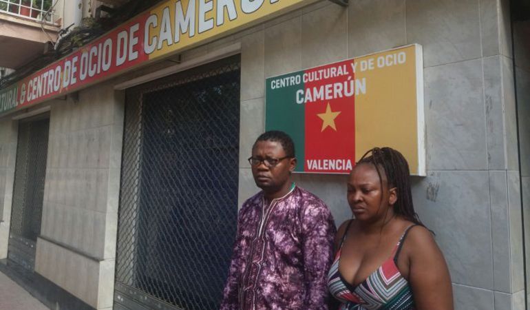 María Nieves Nfina Ondo junto a su marido Cédrik Komol en el centro cultural de Camerún, en Benicalap María Nieves Nfina Ondo junto a su marido Cédrik Komol en el centro cultural de Camerún, en Benicalap