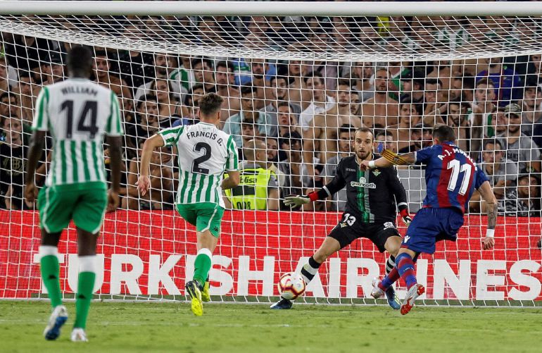GRAF7138. SEVILLA, El delantero del Levante José Luis Morales (d) dispara a puerta para marcar el segundo gol del equipo frente al Real Betis, durante la primera jornada de liga en Primera División que se disputa esta noche en el estadio Benito Villamarín, en Sevilla. EFE,Pepo Herrera GRAF7138. SEVILLA, El delantero del Levante José Luis Morales (d) dispara a puerta para marcar el segundo gol del equipo frente al Real Betis, durante la primera jornada de liga en Primera División que se disputa esta noche en el estadio Benito Villamarín, en Sevilla. EFE,Pepo Herrera