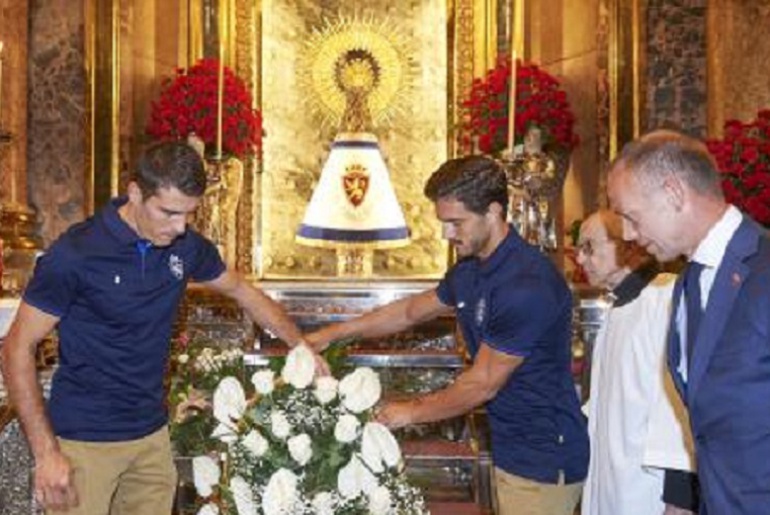 Zapater, Javi Ros y Christian Lapetra, ante la Virgen, vestida con el manto del equipo Zapater, Javi Ros y Christian Lapetra, ante la Virgen, vestida con el manto del equipo