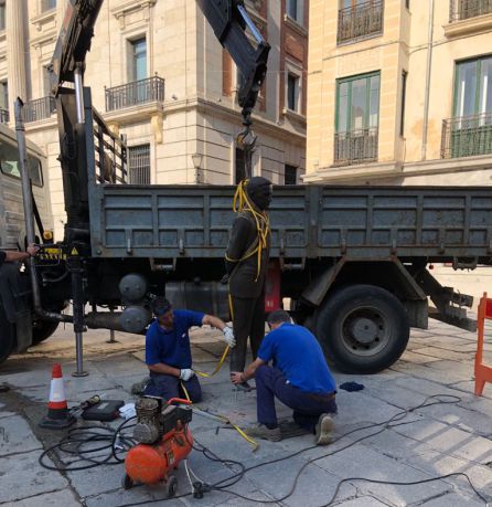 Momento en el que los operarios descargan la estatua Momento en el que los operarios descargan la estatua
