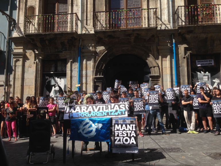 Rueda de prensa de los ocupantes del palacio Rozalejo Rueda de prensa de los ocupantes del palacio Rozalejo