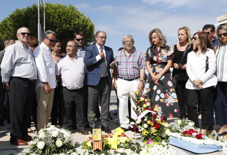 Javier Lambán junto a Roque Oriol, marido de la fallecida Ana María Suárez. Acompañados de la consejera de Universidad Pilar Alegria, consejera de industria, Marta Gastón y la delegada del gobierno en Aragón, Carmen Sánchez. En la foto también el presidente de la DPZ, Sánchez Quero Javier Lambán junto a Roque Oriol, marido de la fallecida Ana María Suárez. Acompañados de la consejera de Universidad Pilar Alegria, consejera de industria, Marta Gastón y la delegada del gobierno en Aragón, Carmen Sánchez. En la foto también el presidente de la DPZ, Sánchez Quero