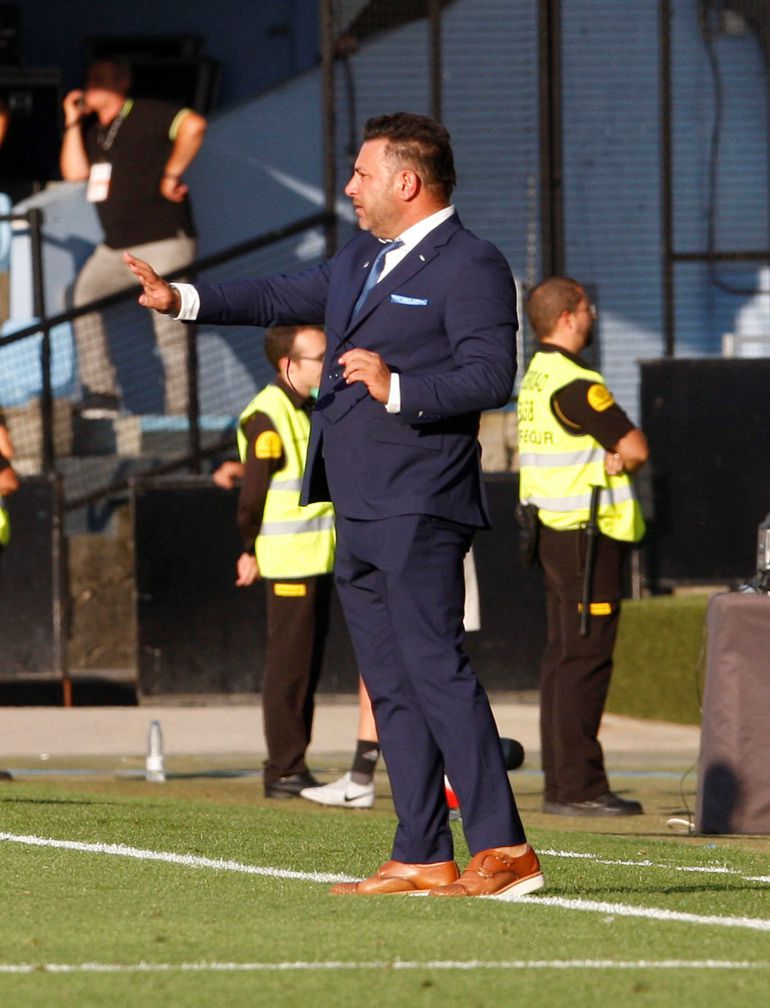 Antonio Mohamed da instrucciones a sus jugadores en el partido ante el Espanyol Antonio Mohamed da instrucciones a sus jugadores en el partido ante el Espanyol