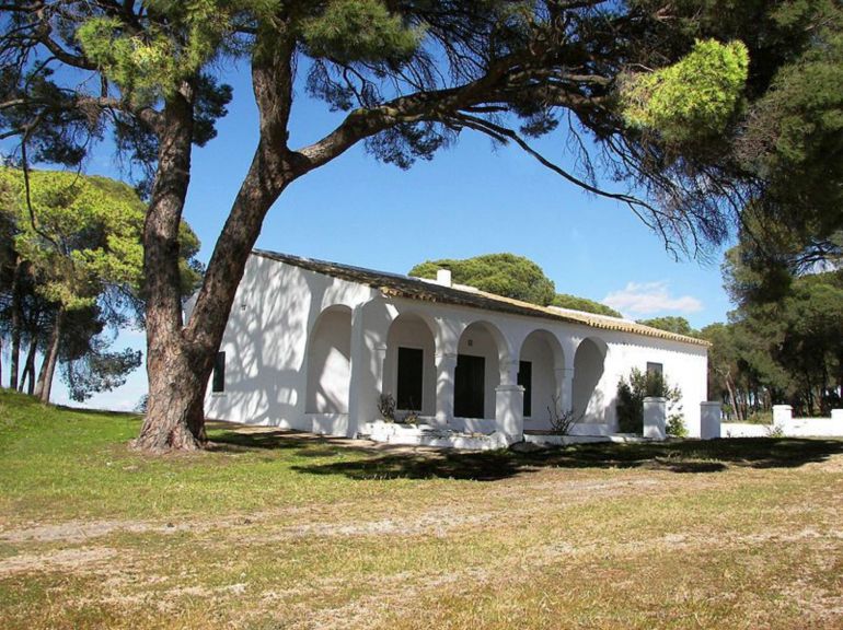 La casa se encuentra en el paraje de Fuentepiña, en Moguer. La casa se encuentra en el paraje de Fuentepiña, en Moguer.