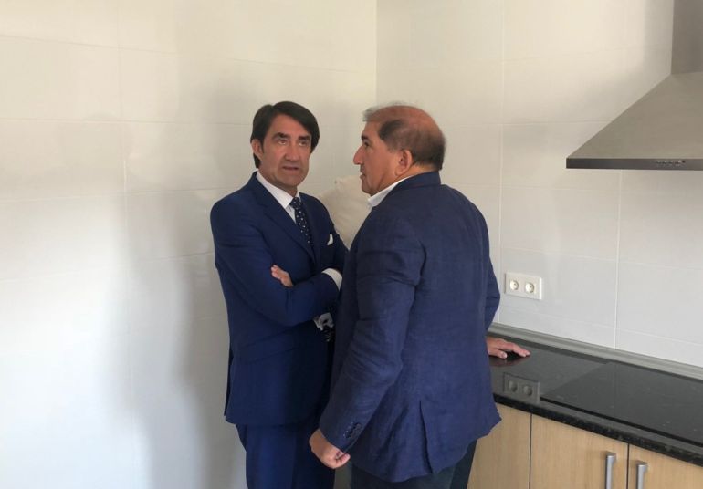 Quiñones con el alcalde de Valdefresno en la visita a una vivienda social en Arcahueja Quiñones con el alcalde de Valdefresno en la visita a una vivienda social en Arcahueja