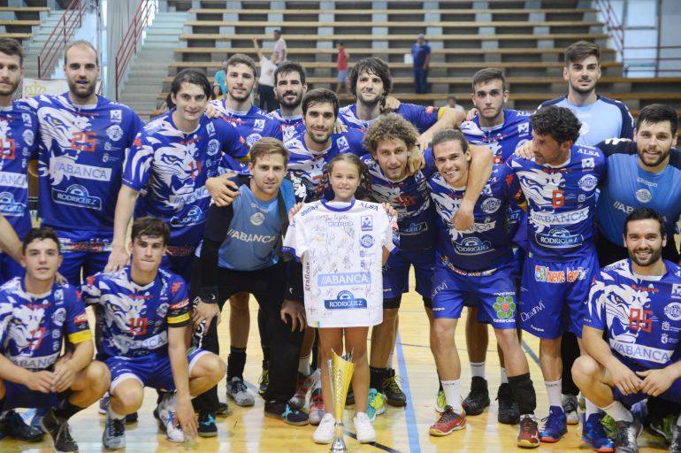La plantilla del Ademar posa con una joven aficionada tras el primer partido del verano La plantilla del Ademar posa con una joven aficionada tras el primer partido del verano