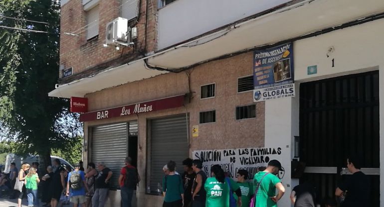 La PAH y Stop Desahucios en la puerta de Soraya La PAH y Stop Desahucios en la puerta de Soraya