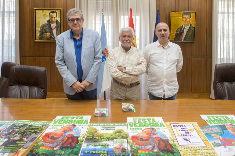 A festa da vendima de leiro 2018, enxalzará o cultivo da vide que xera unha importante riqueza na comarca. Na presentación, Francisco José Fernández. Rosendo Fernández e Ramón Álvarez. A festa da vendima de leiro 2018, enxalzará o cultivo da vide que xera unha importante riqueza na comarca. Na presentación, Francisco José Fernández. Rosendo Fernández e Ramón Álvarez.