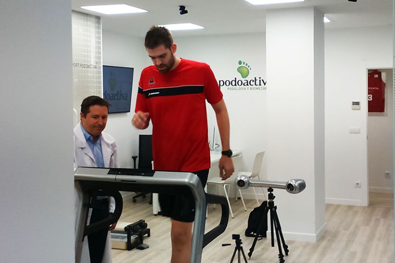 Nemanja Radović, junto Víctor Alfaro, en las instalaciones de Podoactiva Nemanja Radović, junto Víctor Alfaro, en las instalaciones de Podoactiva