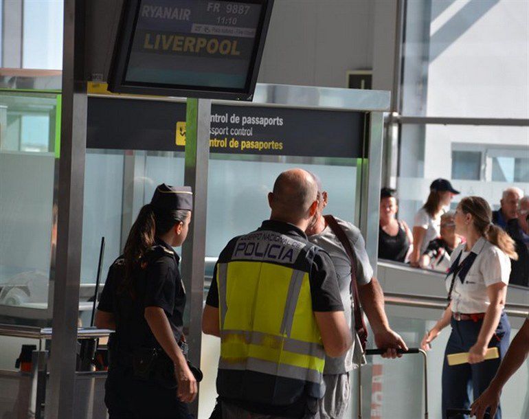 Agents de la Policia Nacional al control de passaports de l'aeroport del Prat Agents de la Policia Nacional al control de passaports de l'aeroport del Prat