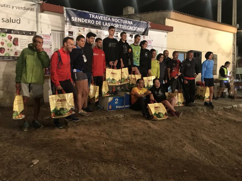 Los ganadores de la prueba posan ante las cámaras Los ganadores de la prueba posan ante las cámaras