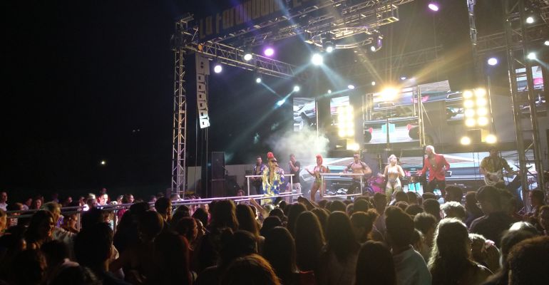 Actuación de la agrupación 'La Farandula' en la penúltima noche de festejos de Fuerte del Rey. Actuación de la agrupación 'La Farandula' en la penúltima noche de festejos de Fuerte del Rey.