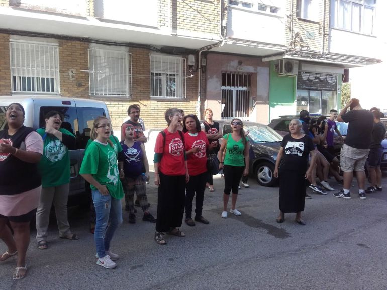 Miembros de Stop Desahucios y de la PAH en la puerta del piso del Soraya Miembros de Stop Desahucios y de la PAH en la puerta del piso del Soraya