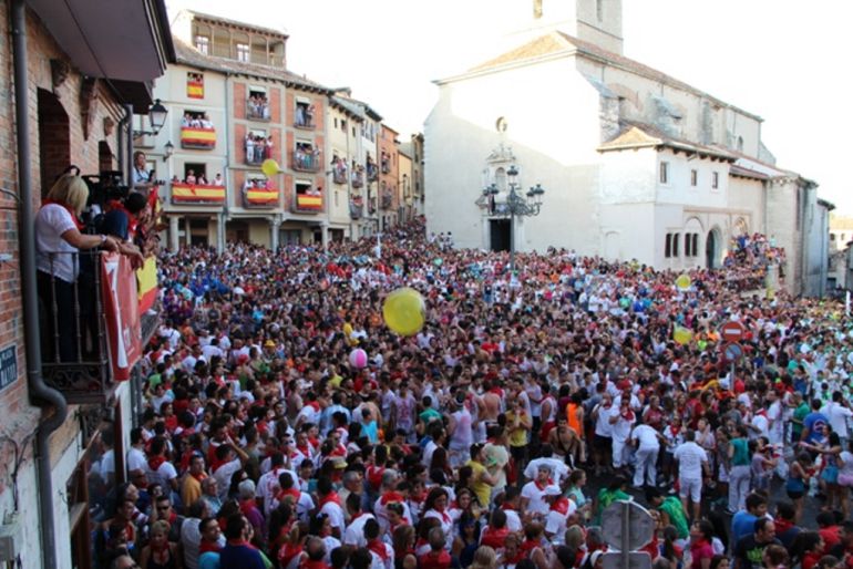 Los jóvenes disfrutan de un pregón anterior en las fiestas de Cuéllar Los jóvenes disfrutan de un pregón anterior en las fiestas de Cuéllar