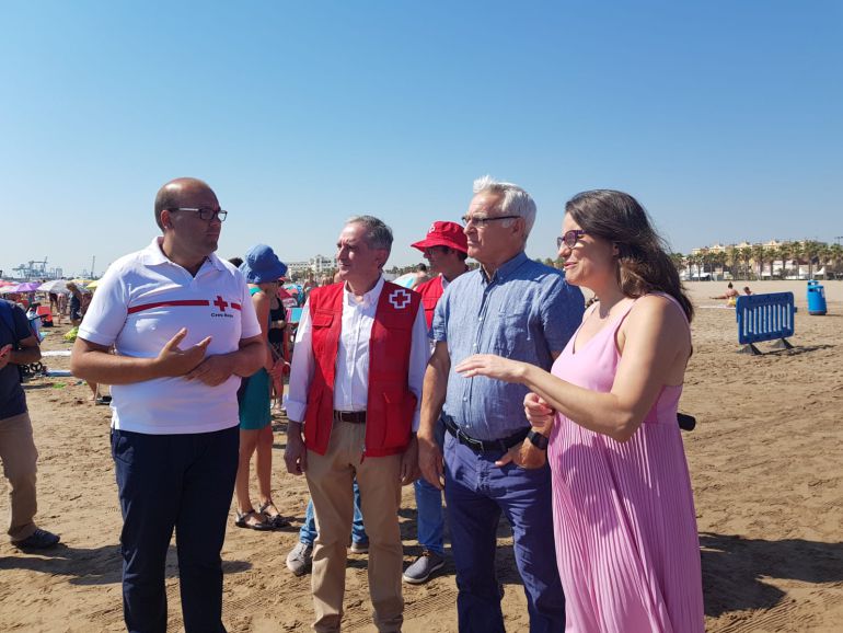 El alcalde de Valencia, Joan Ribó y la vicepresidenta del Consell, Mónica Oltra en la playa del Cabañal El alcalde de Valencia, Joan Ribó y la vicepresidenta del Consell, Mónica Oltra en la playa del Cabañal