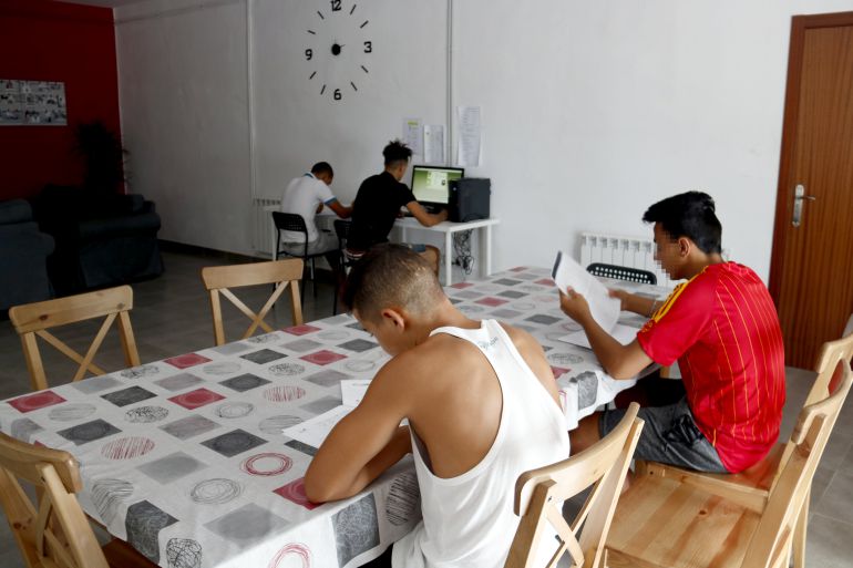 Joves immigrants estudiant Joves immigrants estudiant