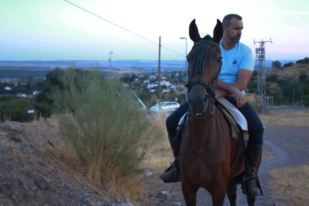 Un vecino de Alcolea realizando la búsqueda a caballo Un vecino de Alcolea realizando la búsqueda a caballo