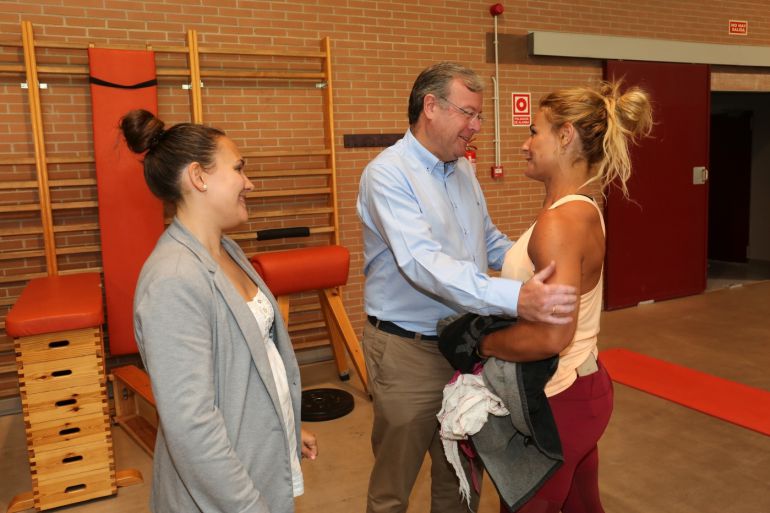 El alcalde Silván se reencontró con Lydia Valentín ante la mirada de la concejala Marta Mejías El alcalde Silván se reencontró con Lydia Valentín ante la mirada de la concejala Marta Mejías